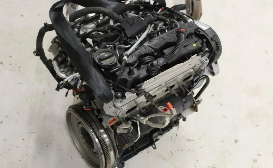 Motor Diesel - VW Golf (2020) DJGA 04L100038GX 10.870km - Bild 1