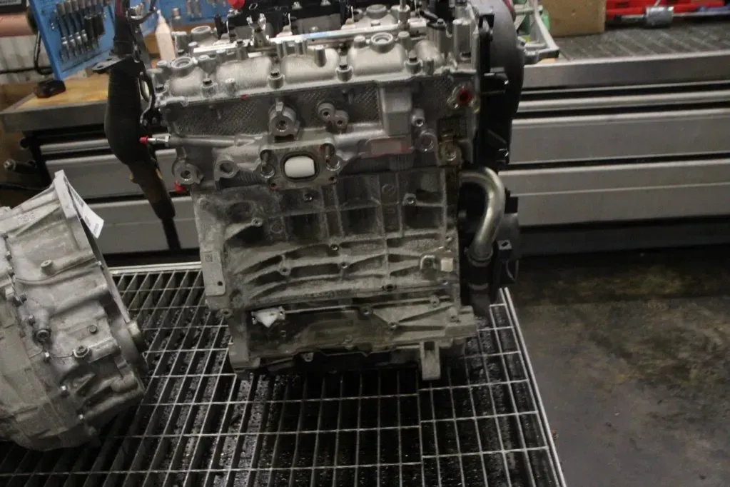 Motor Benzin - Volvo V60 Cross Country (2023) 36012991 63.140km - Bild 1
